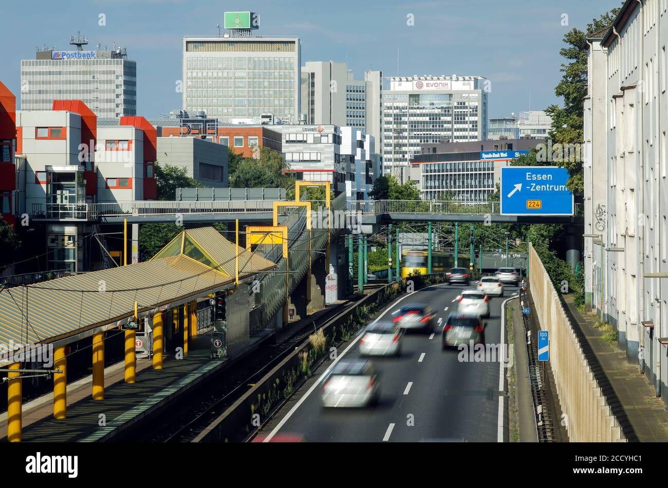 Essen, Ruhrgebiet, Nordrhein-Westfalen, Deutschland - City view Essen, Autobahn A40 mit Blick in die Essener Innenstadt mit dem HAUPTSITZ VON EVONIK Stockfoto