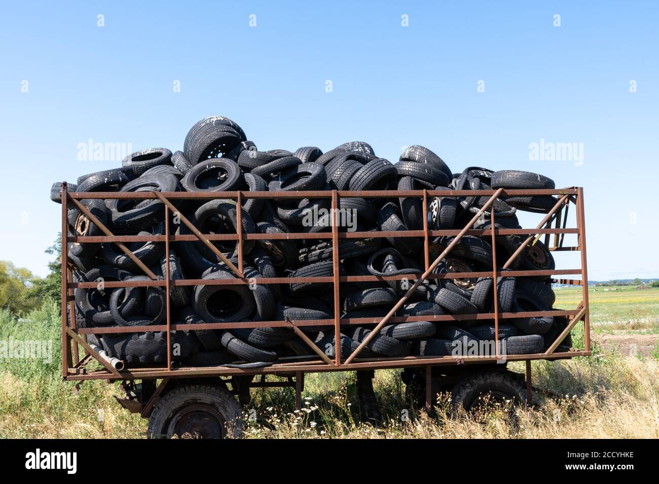 Haufen von vielen alten, gebrauchten Reifen. Stockfoto
