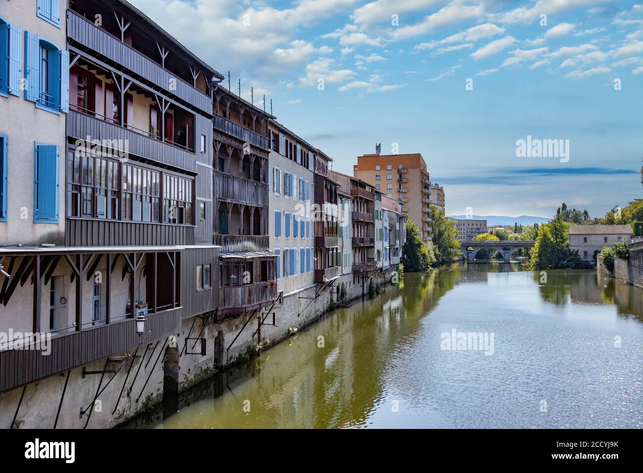 Schöne Gebäude am Fluss Tarn in der französischen Stadt Castres. Stockfoto