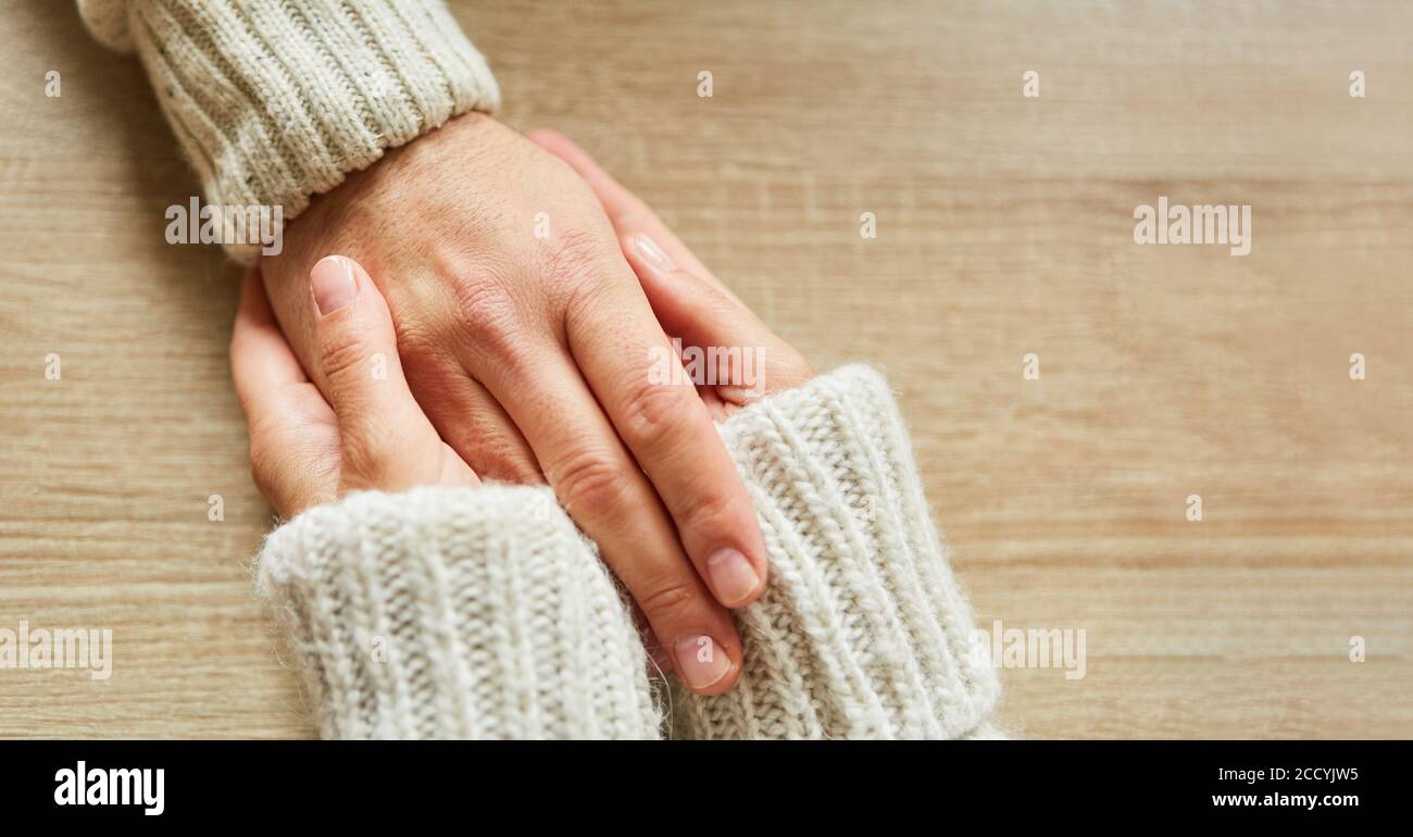 Hände halten Hand für Trost in der Pflege für Senioren in Altersheim Stockfoto