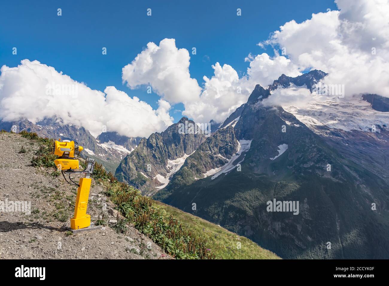 Schneekanone am Berghang im Sommer. Warten auf den Winter. Dombay, Kaukasus, Russland Stockfoto