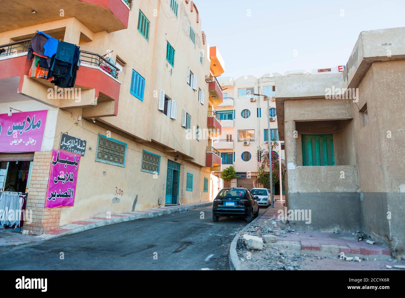 Ägypten, Hurghada. Innenstadt Lane mit Wohnhäusern Blöcke Gebäude Stockfoto