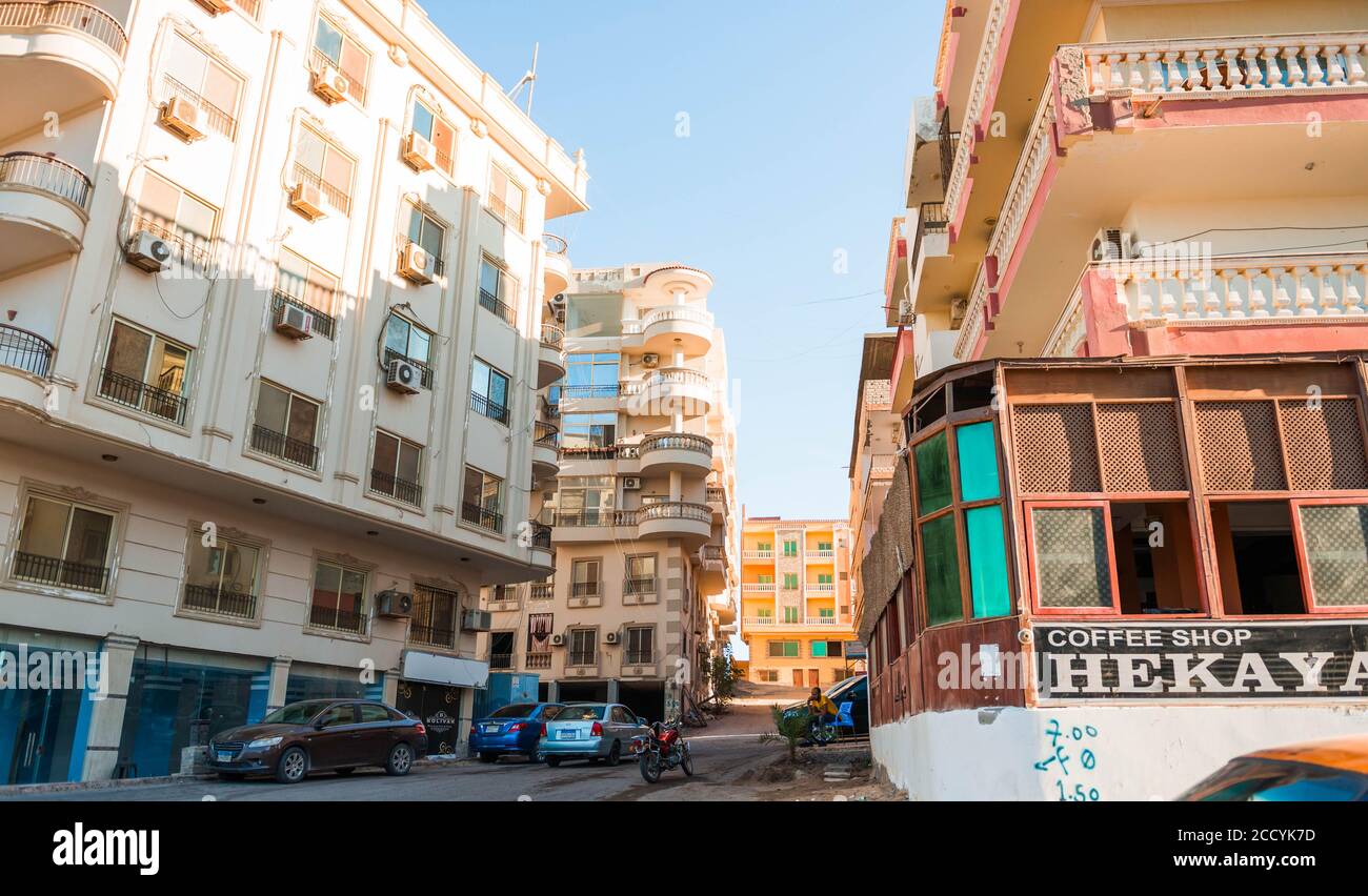 Ägypten, Hurghada. Innenstadt Lane mit Wohnhäusern Blöcke Gebäude Stockfoto