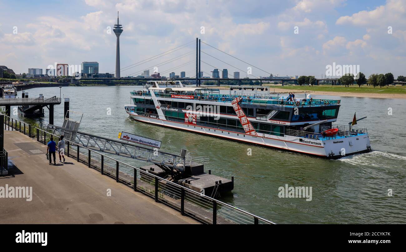 Düsseldorf, Nordrhein-Westfalen, Deutschland - Rheinuferpromenade in Zeiten der Corona-Pandemie, MS RheinFantasie, Ausflugsschiff und Eventschiff, b Stockfoto