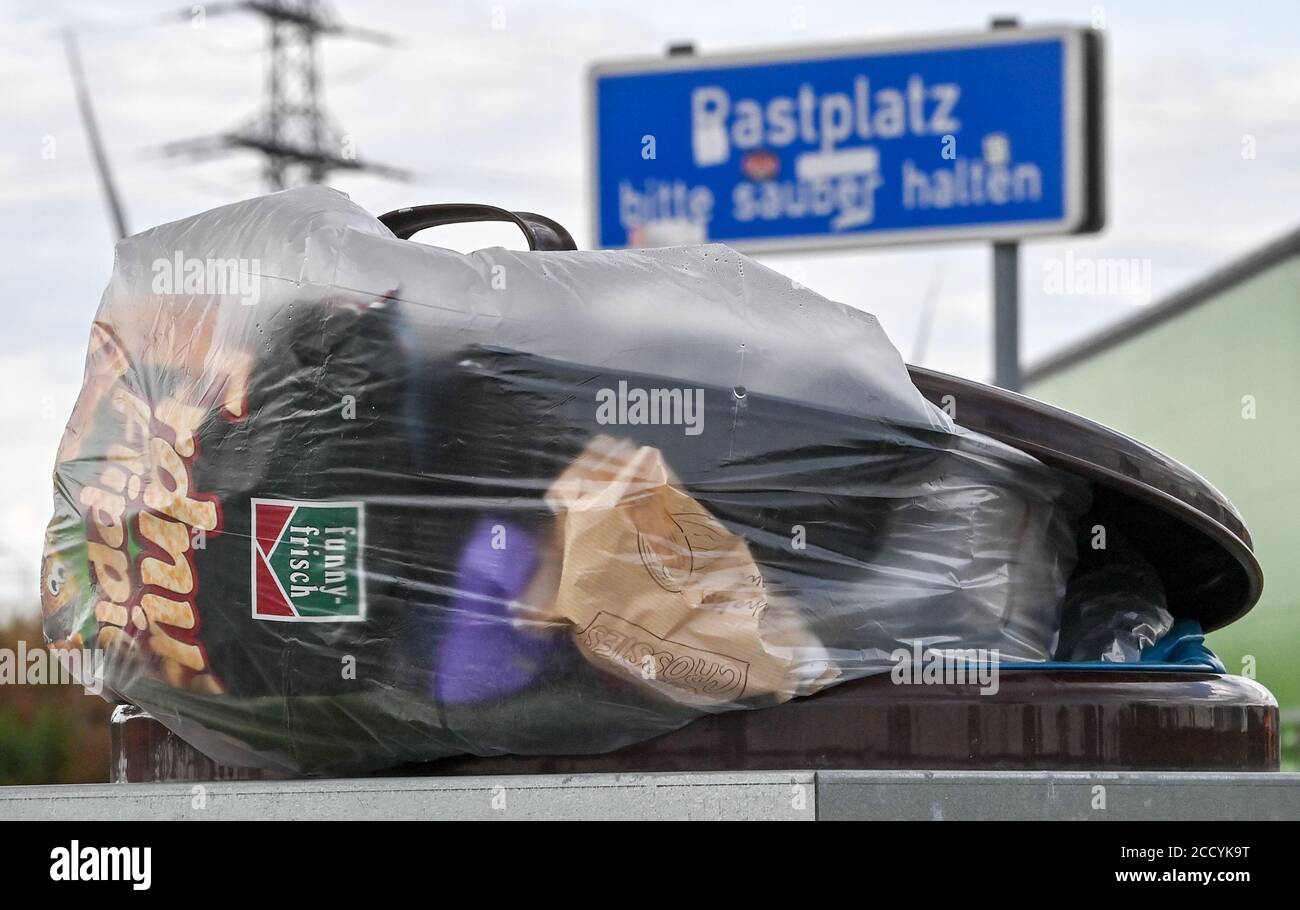 Obhausen, Deutschland. August 2020. Eine Mülltonne befindet sich im Rastplatz Querfurter Platte an der A38. Quelle: Hendrik Schmidt/dpa-Zentralbild/ZB/dpa/Alamy Live News Stockfoto