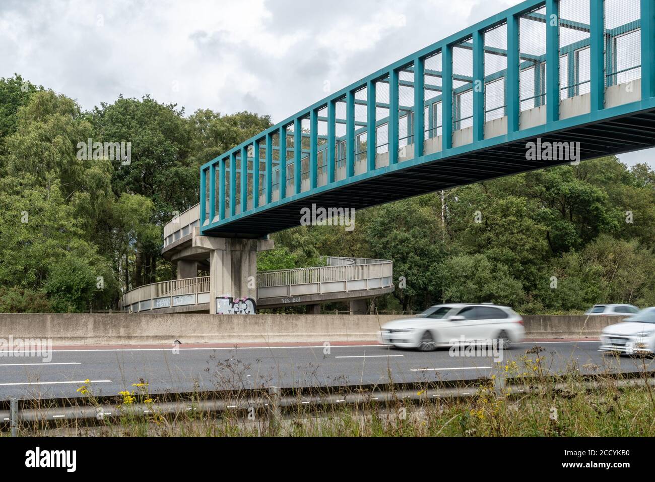 Fußgängerbrücke über die Autobahn M3 in der Nähe von Hook, Hampshire, Großbritannien Stockfoto