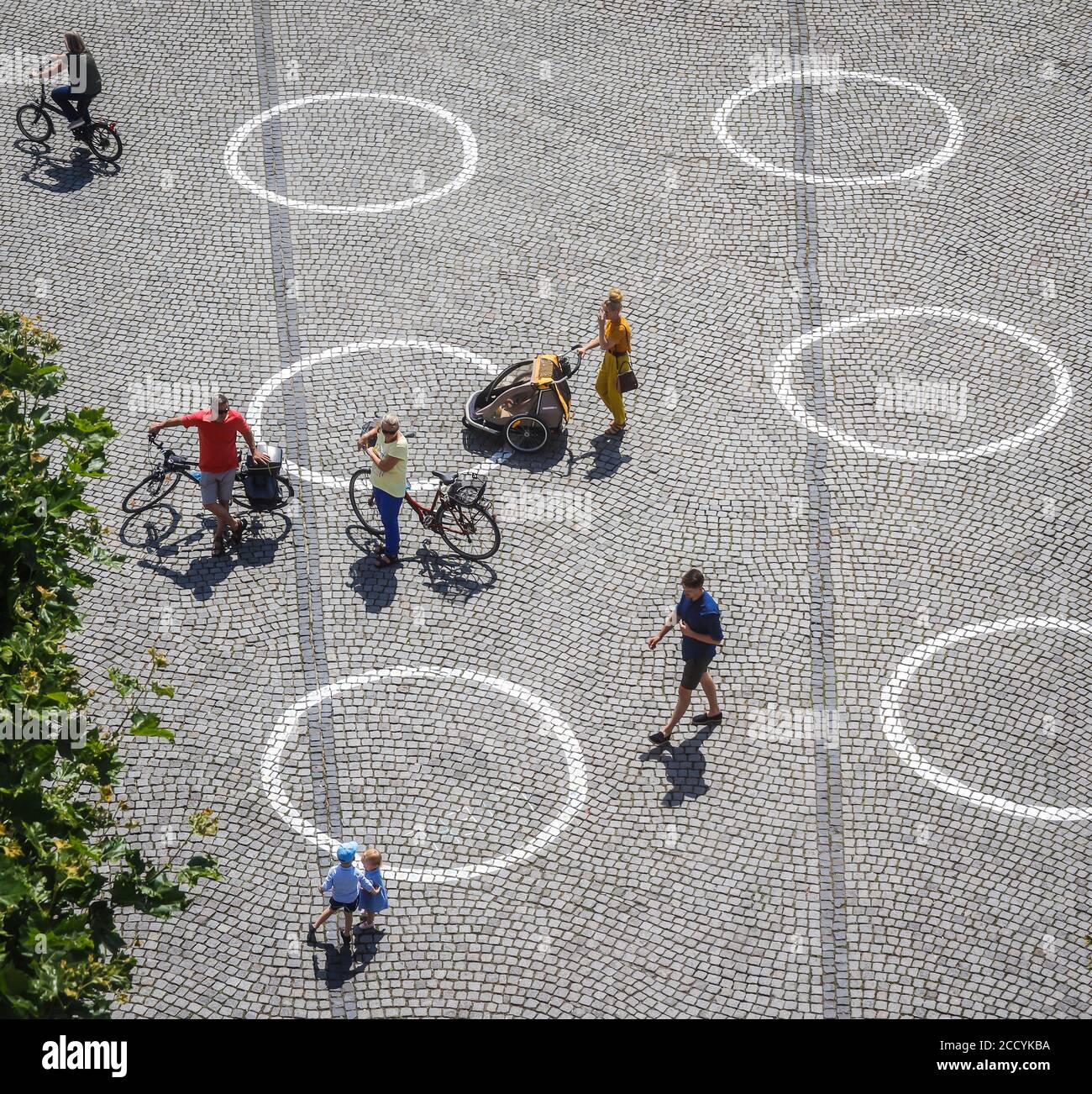 Düsseldorf, Nordrhein-Westfalen, Deutschland - Rheinpromenade in Zeiten der Corona-Pandemie, Menschen am Burgplatz mit gemalten Kreisen für Socia Stockfoto