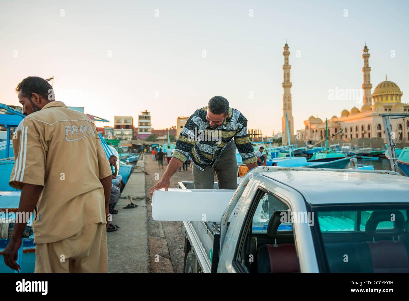 Ägypten, Hurghada Lieferarbeiter verladen Eis in ein Fischerboot Stockfoto