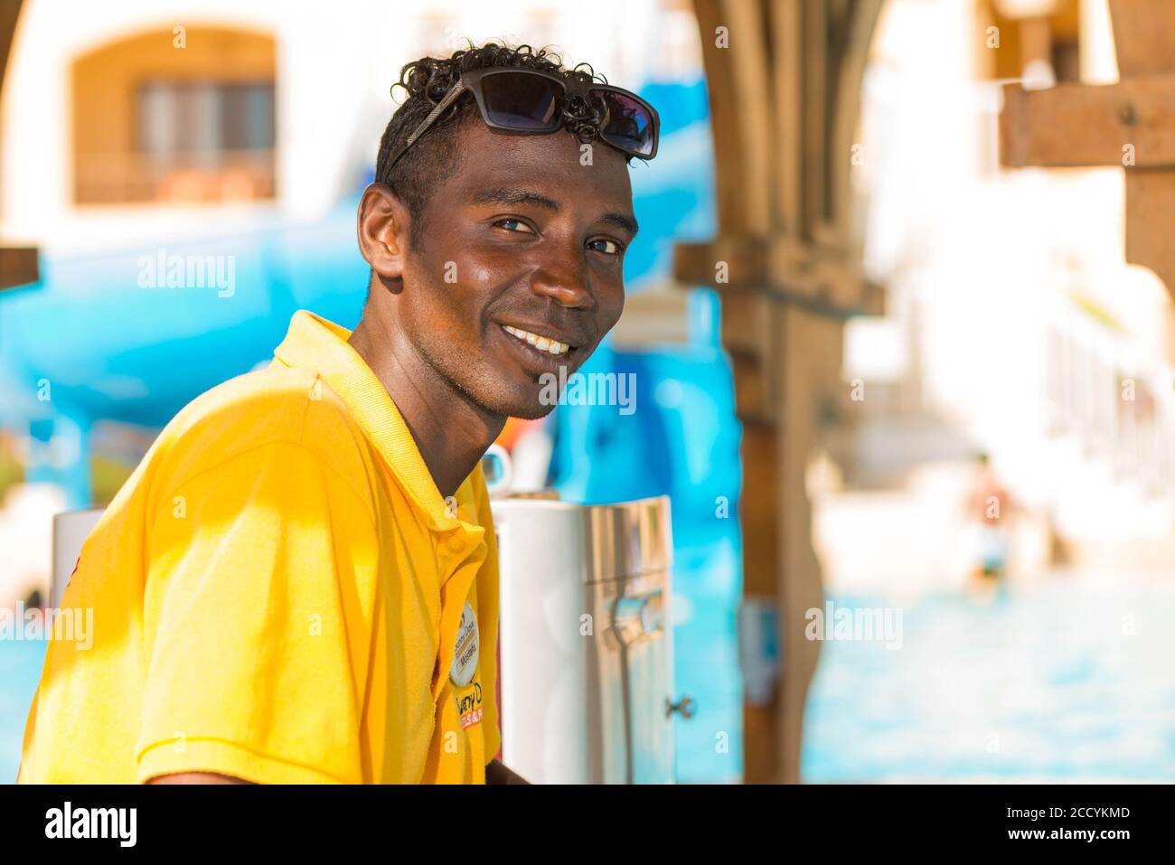 Egypt, Hurghada - lächelndes Porträt des rettungsschwimmerers des ägyptischen Hotelpersonals im Poolbereich im Hintergrund Stockfoto