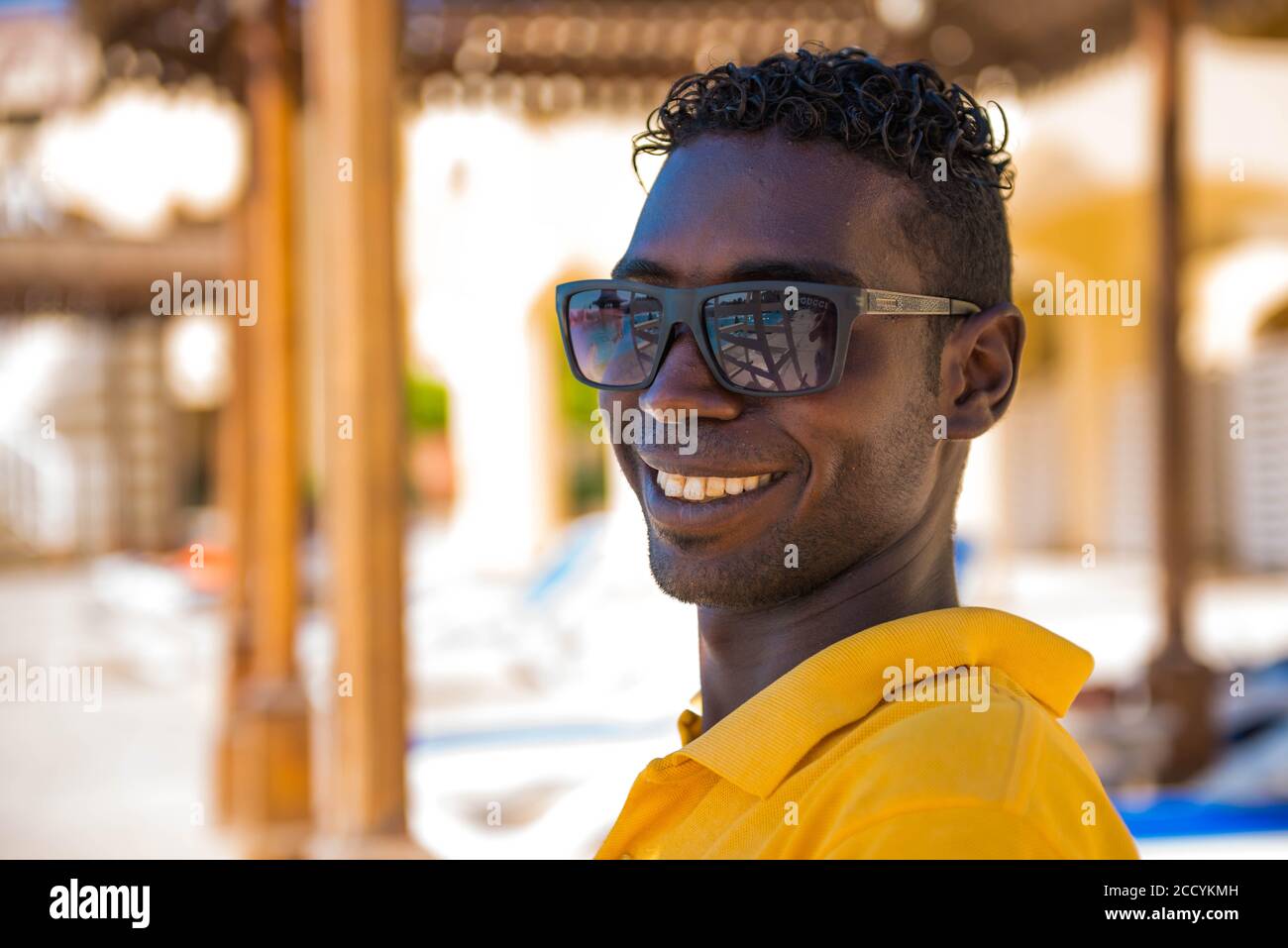 Egypt, Hurghada - lächelndes Porträt des rettungsschwimmerers des ägyptischen Hotelpersonals im Poolbereich im Hintergrund Stockfoto
