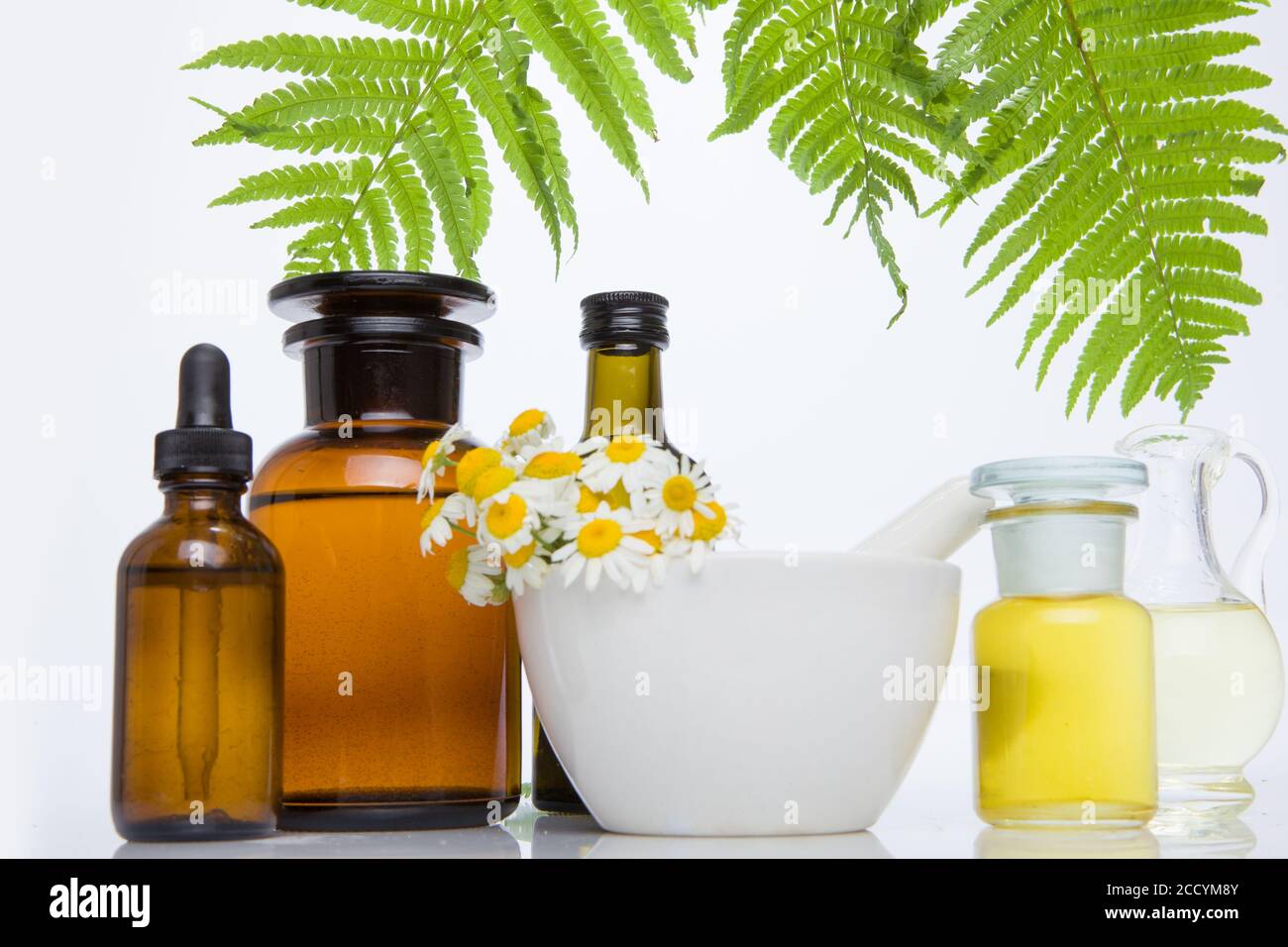 Heilkräuter mit Mörser und Flasche ätherisches Öl. Stockfoto