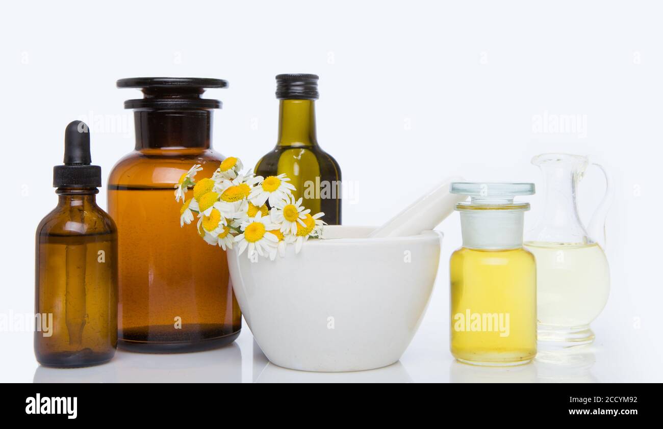 Heilkräuter mit Mörser und Flasche ätherisches Öl. Stockfoto