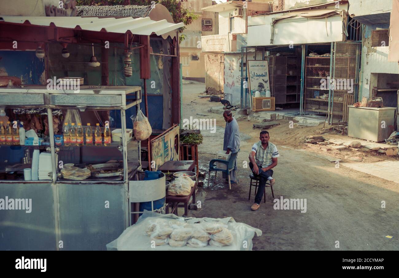 Ägypten, Hurghada. ägyptische Alltag Straßenleben auf Bürgersteig Gebäude Außenwände Hintergrund Stockfoto