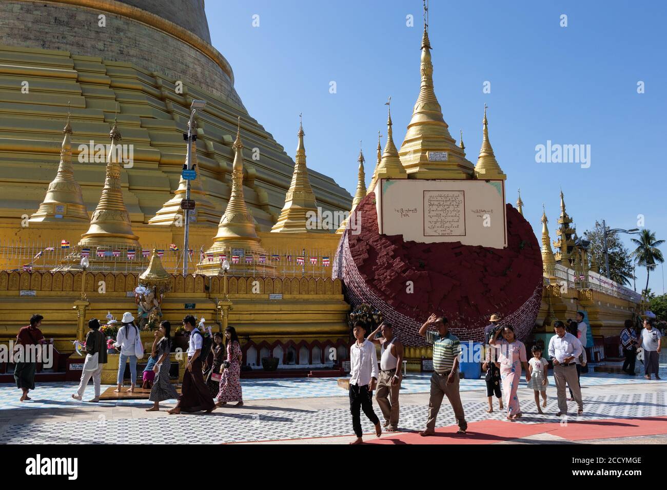 Das Innere des buddhistischen Tempels von Shwemawdaw. Die höchste Pagode in Myanmar, in der Vergangenheit durch mehrere Erdbeben zerstört und wieder aufgebaut. Bago - Pegu, Myanmar Stockfoto