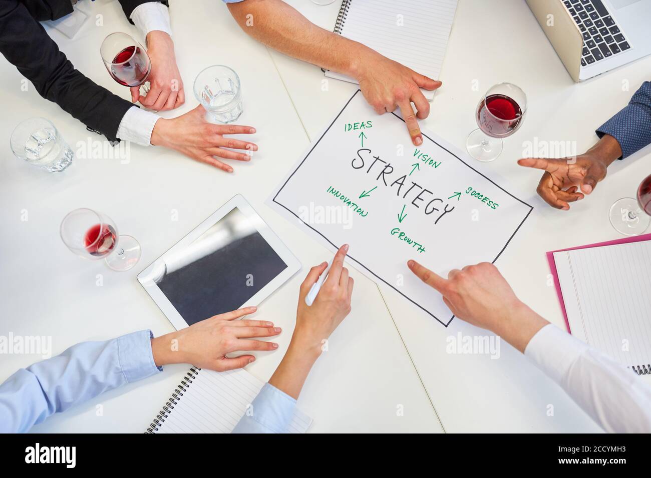 Hände von Geschäftsführern in einer Diskussion über Strategieplanung Stockfoto
