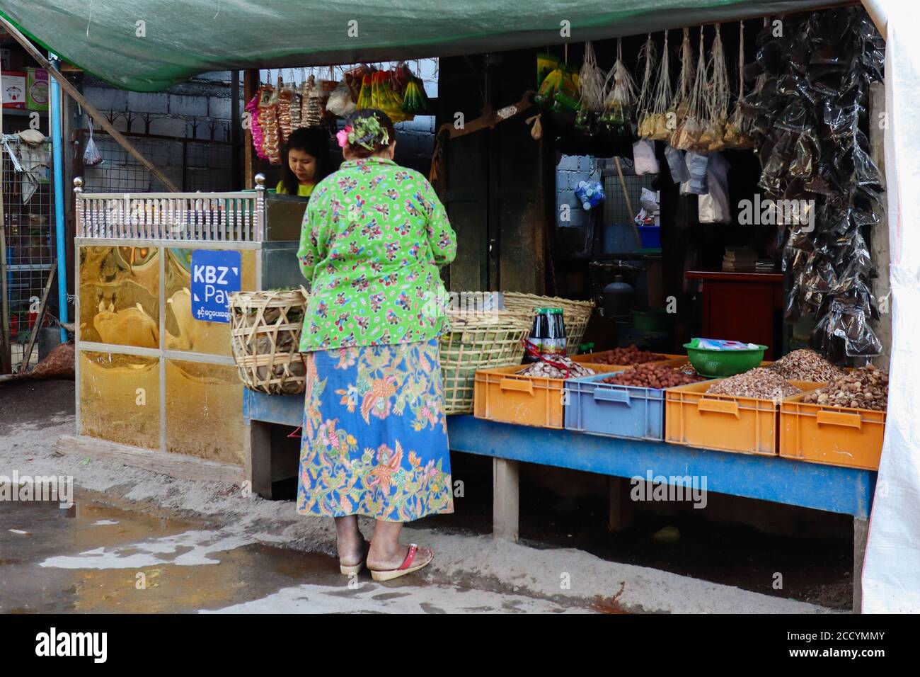 Frau, die Betelnuss von einem Stall kauft. Shop Verkauf verschiedener Arten von Betelnuss, bereit zu mischen und zu kauen. Traditioneller Brauch in Myanmar, Südostasien Stockfoto