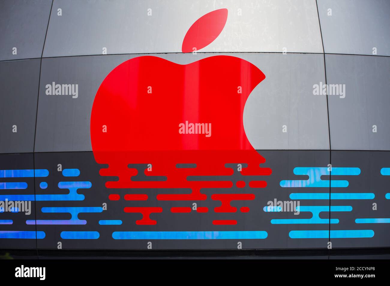 Nahaufnahme des roten Apple Markenlogos im Floating Apple Store, Marina Bay Sands, Singapur. Stockfoto