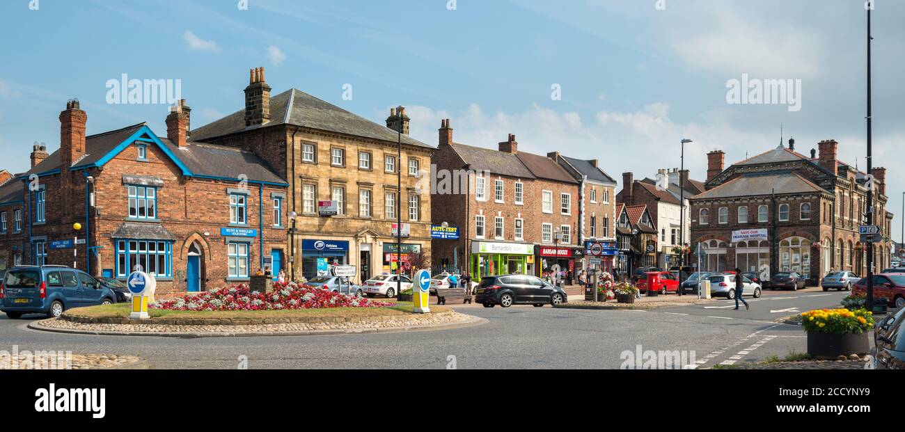 Nothallerton High Street und Stadtzentrum mit Geschäften und die Rathaus an einem sonnigen Sommertag Stockfoto