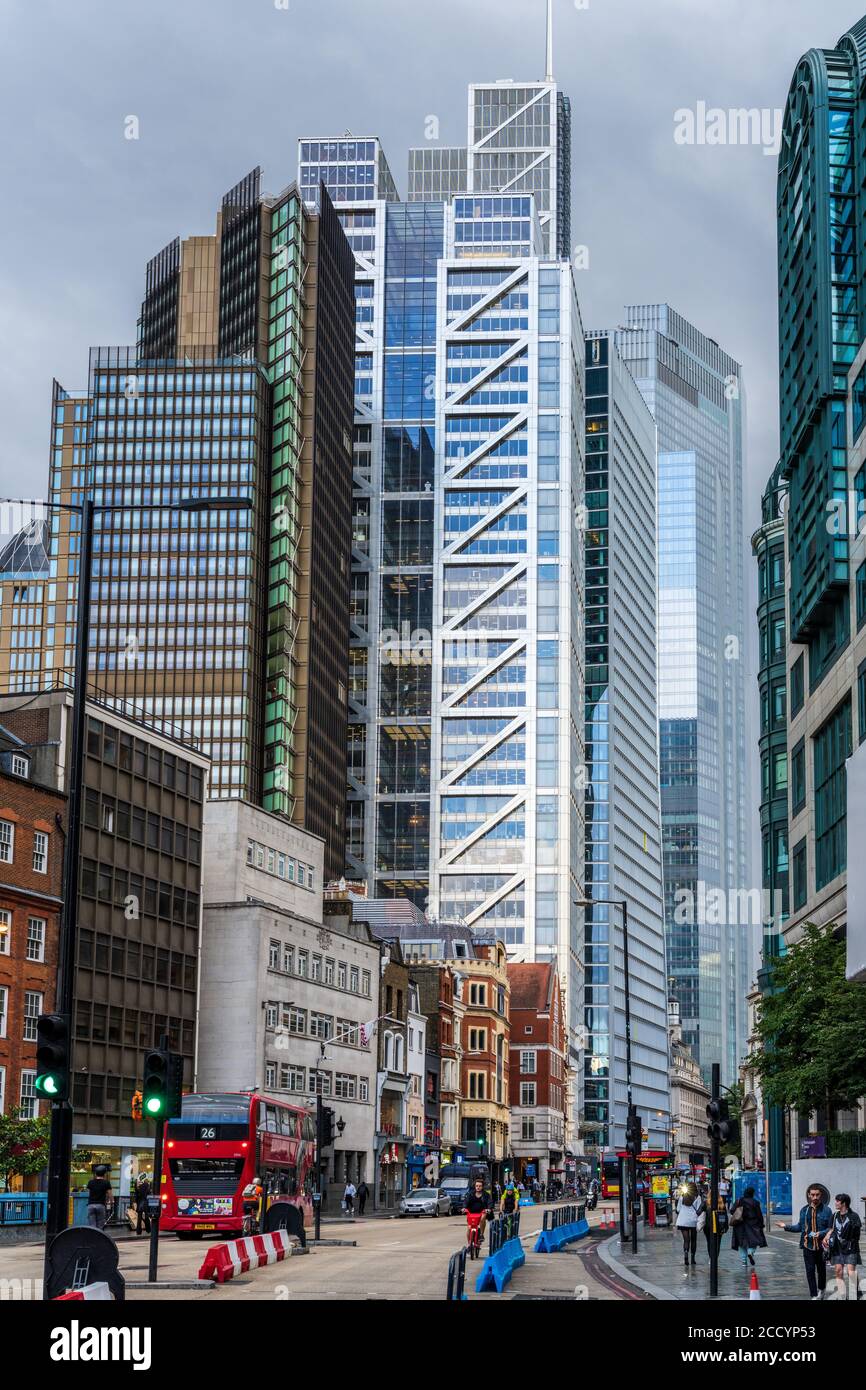 Bishopsgate London. Die ursprünglichen Gebäude sind eine der Hauptverkehrsstraßen des Finanzviertels der City of London und werden von neuen Entwicklungen in den Schatten gestellt. Stockfoto