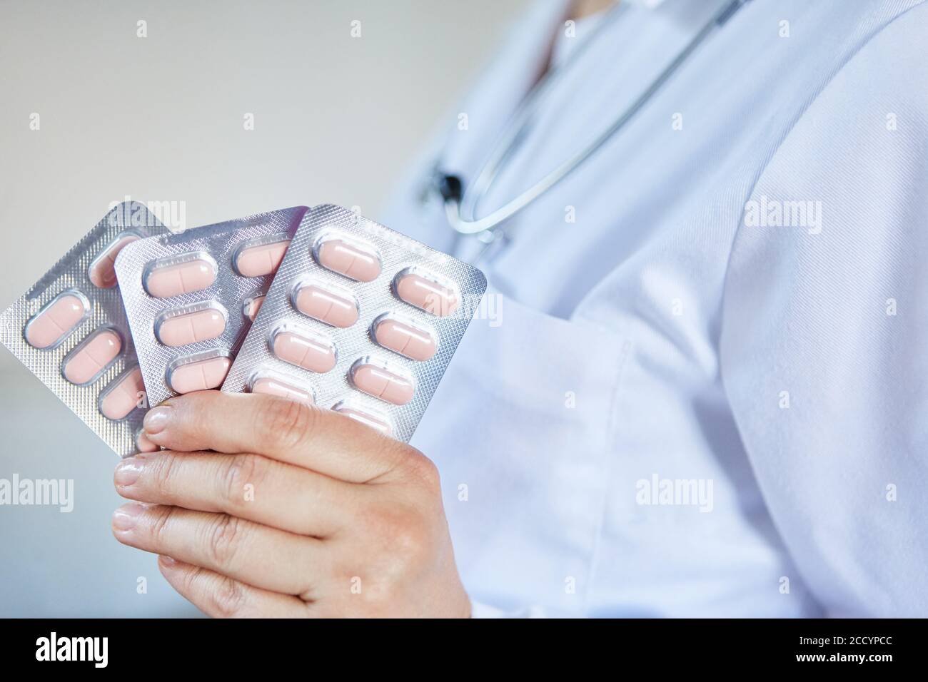 Ärztin in der Klinik hält Blisterpackung mit neuer Medizin In einer Hand Stockfoto