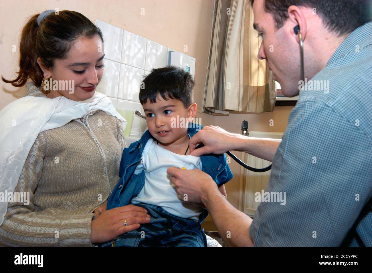 3 Jahre alter Junge mit Entwicklungsuntersuchung mit Peditrician an NHS Klinik Yorkshire Stockfoto