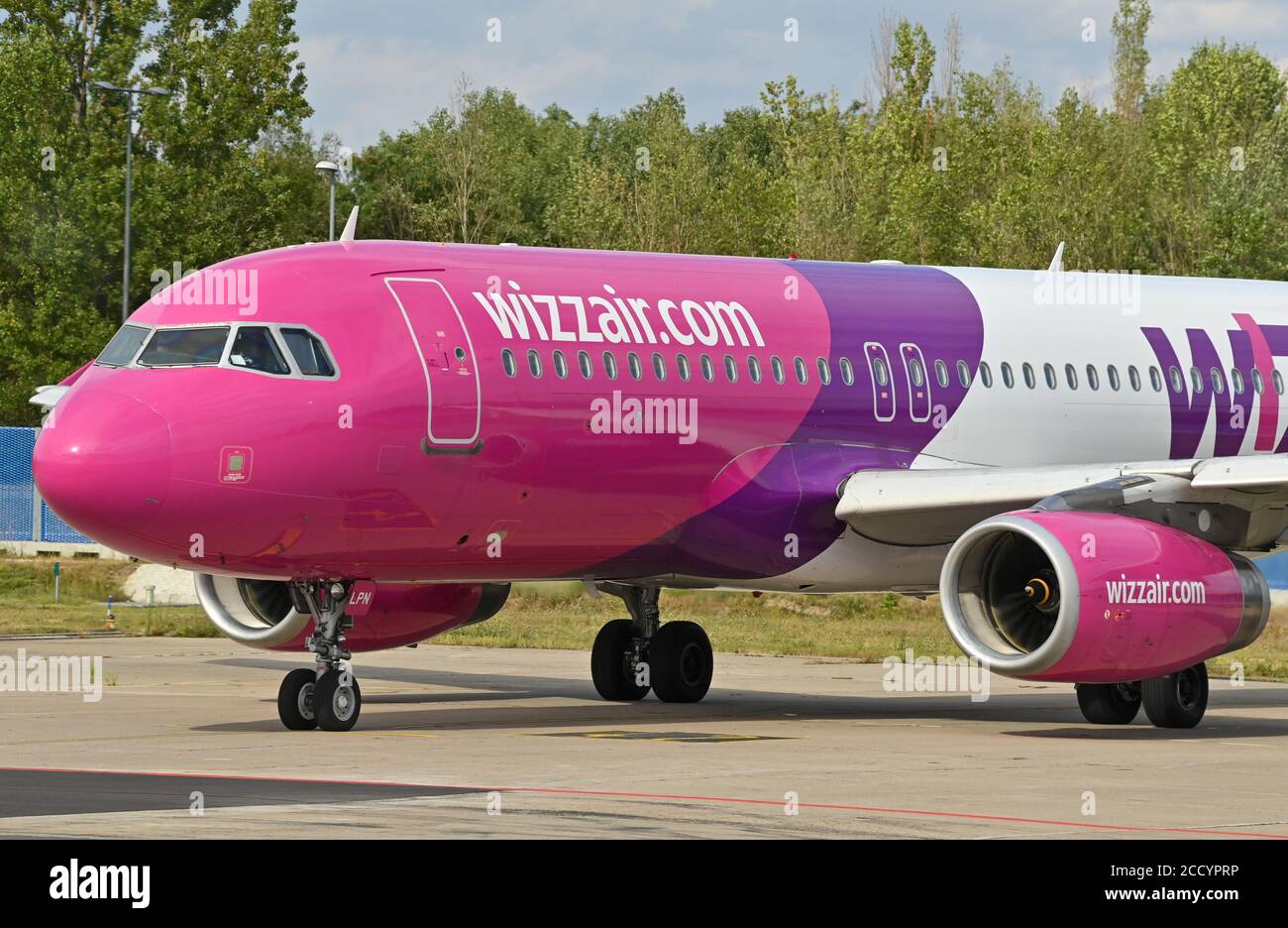 24. August 2020, Brandenburg, Schönefeld: Ein Passagierflugzeug der ungarischen Billigfluggesellschaft Wizz Air Hungary Ltd. Wird am Flughafen Berlin-Schönefeld geparkt. Foto: Patrick Pleul/dpa-Zentralbild/ZB Stockfoto