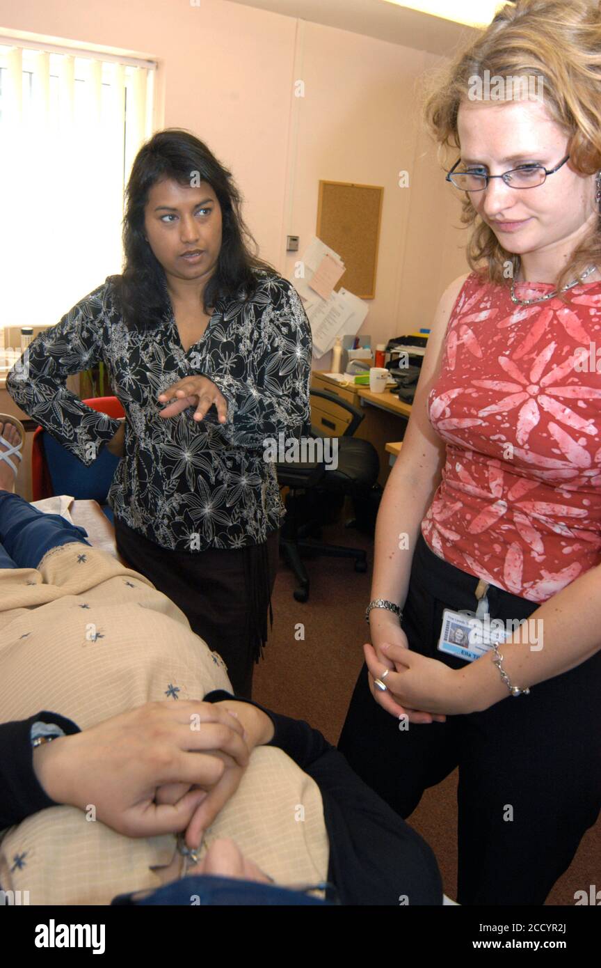 Medizinische Studenten Ausbildung mit GP in Ärzte Klinik Yorkshire UK Stockfoto