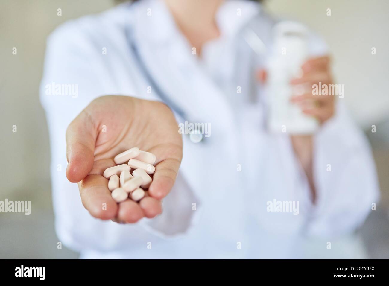 Ärztin hält Tabletten als Apotheke in der Hand Und Medikamentenkonzept Stockfoto