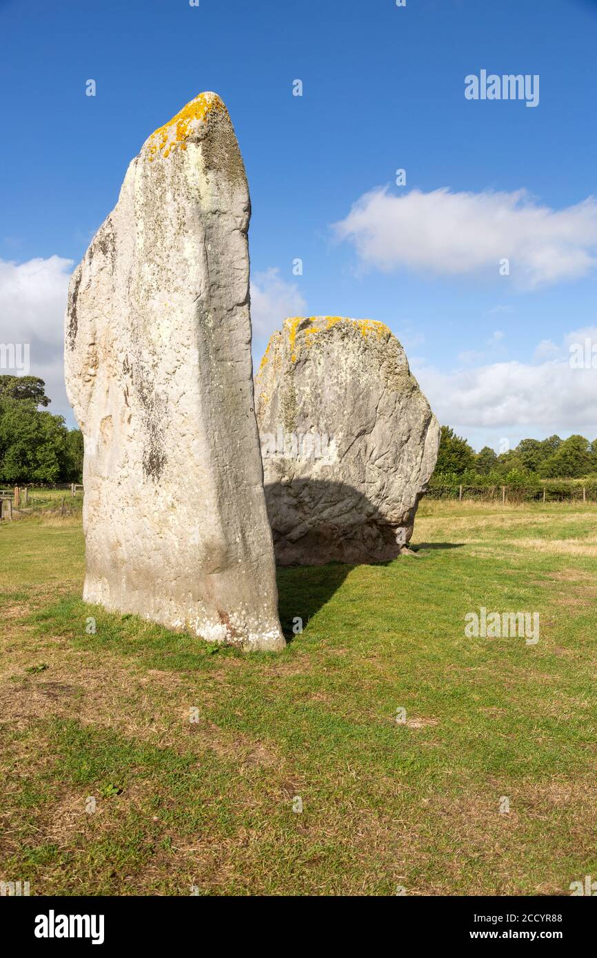 Männliche und weibliche stehende Steine in der Bucht am neolithischen Steinkreis Henge prähistorischen Denkmal, Avebury, Wiltshire, England Großbritannien Stockfoto