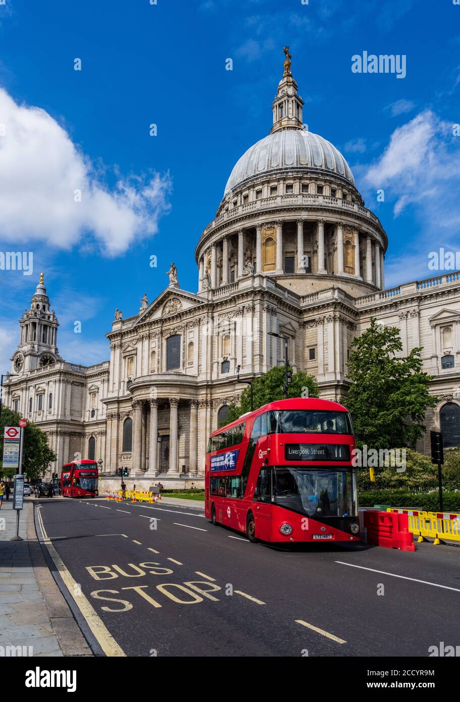 St Paul's Cathedral London - ein Londoner Bus fährt an der berühmten St Pauls Cathedral London UK - Architekt Christopher Wren begann 1675 geweiht 1697. Stockfoto