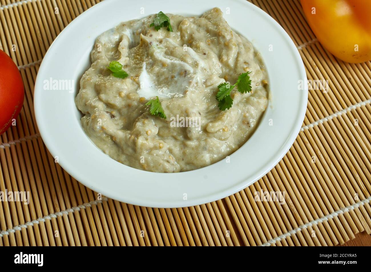 Gebrannte Aubergine Raita, mit Joghurt, Frühlingszwiebeln und Minze Stockfoto