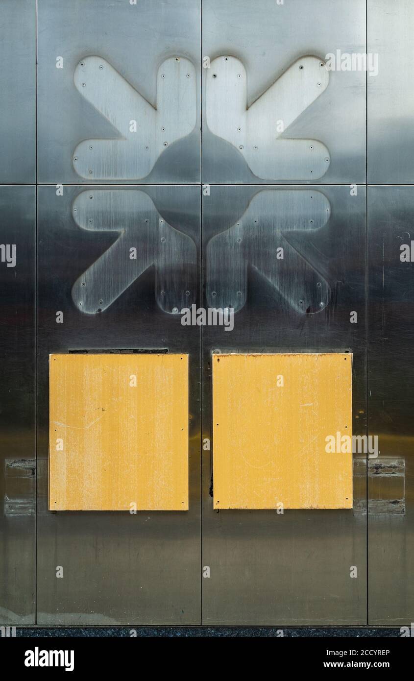 RBS No More - geschlossene RBS Bank Niederlassung in der City of London. Der Schatten des RBS-Logos und der ausblendierten Cashpoint-Räume bleibt übrig. Stockfoto