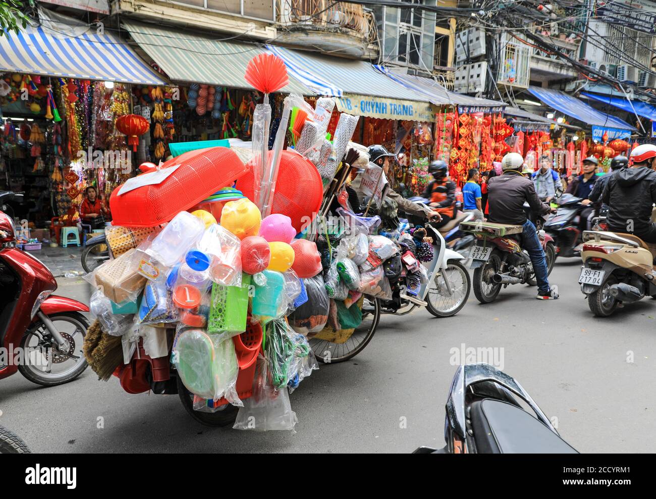 Händler oder Straßenverkäufer verkaufen Haushaltswaren von Fahrrädern auf einer belebten Straße in Hanoi, Vietnam, Südostasien Stockfoto