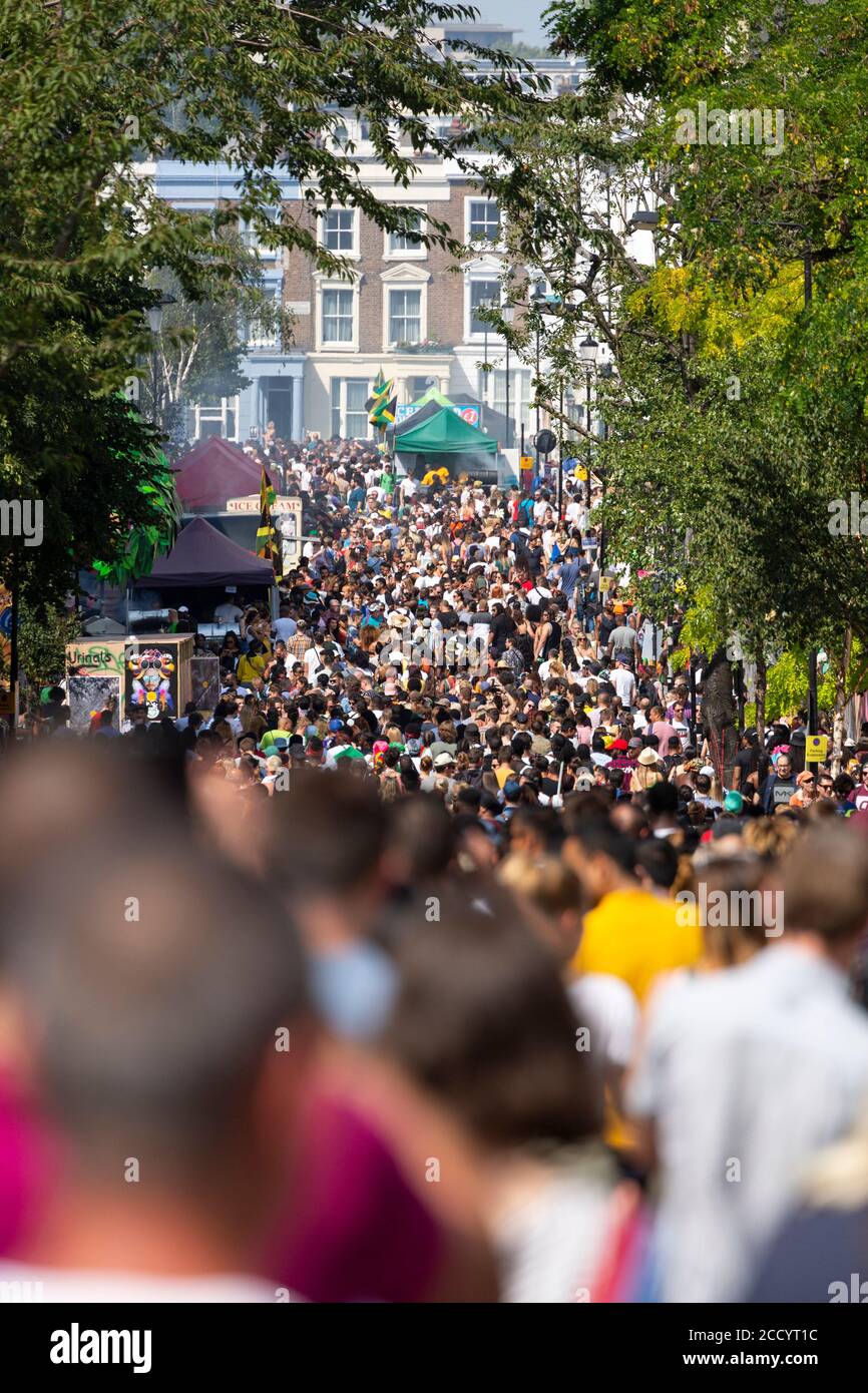 Eine große Menschenmenge auf einer Straße während Notting Hill Carnival, London, England, 2019 Stockfoto