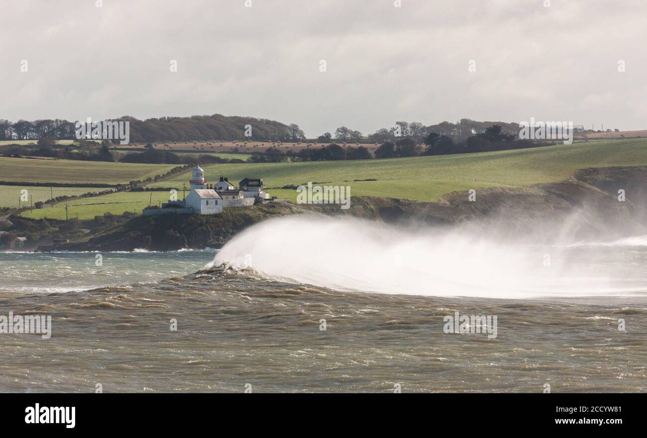 Myrtleville, Cork, Irland. August 2020. Hohe Wellen Rollen in der Nähe des Roches Point Lighthouse nach dem Sturm Francis, der die Südküste Irlands traf. - Credit; David Creedon / Alamy Live News Stockfoto