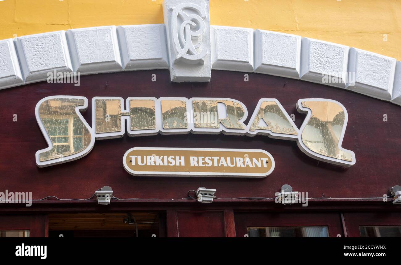 Schild über Eingang zu Shiraz, einem beliebten türkischen Restaurant in Liverpool Stockfoto