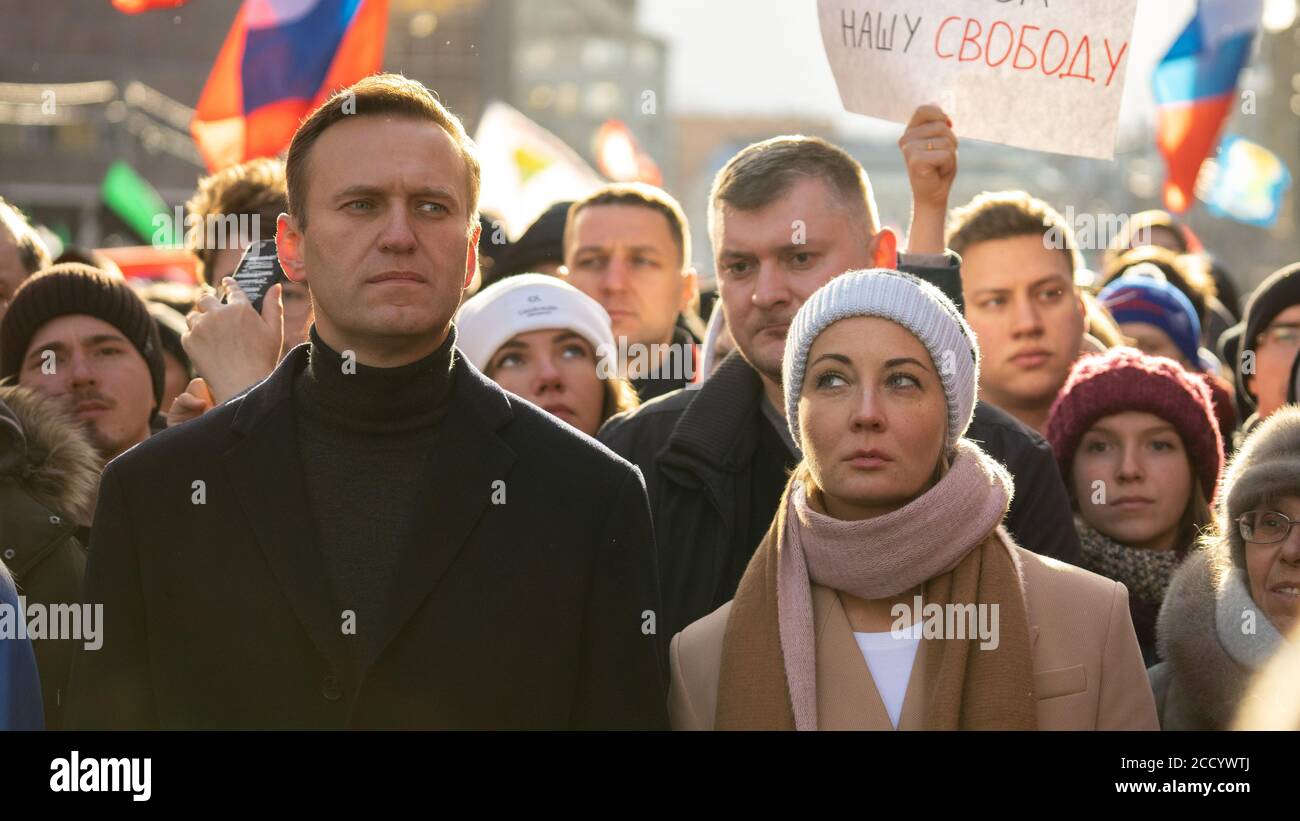 MOSKAU, RUSSLAND - 29. FEBRUAR 2020, Aleksey Navalny und seine Frau Julia Navalnaya auf dem Nemzow-gedächtnismarsch. Russische Flaggen sind auf dem Hintergrund. Stockfoto