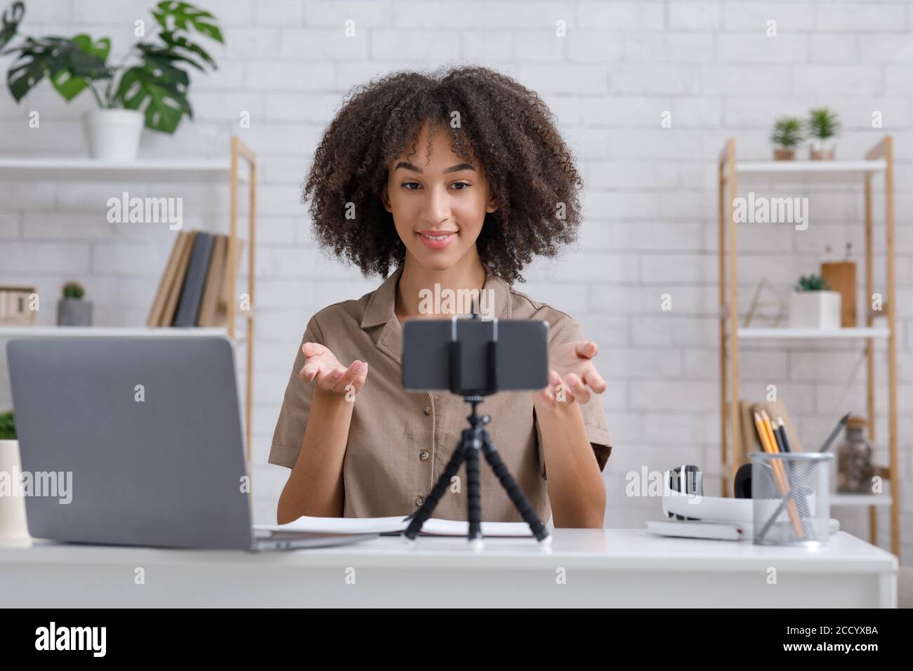 Studieren Sie online mit skype Lehrer. afroamerikanische Frau nehmen Podcast auf Stockfoto