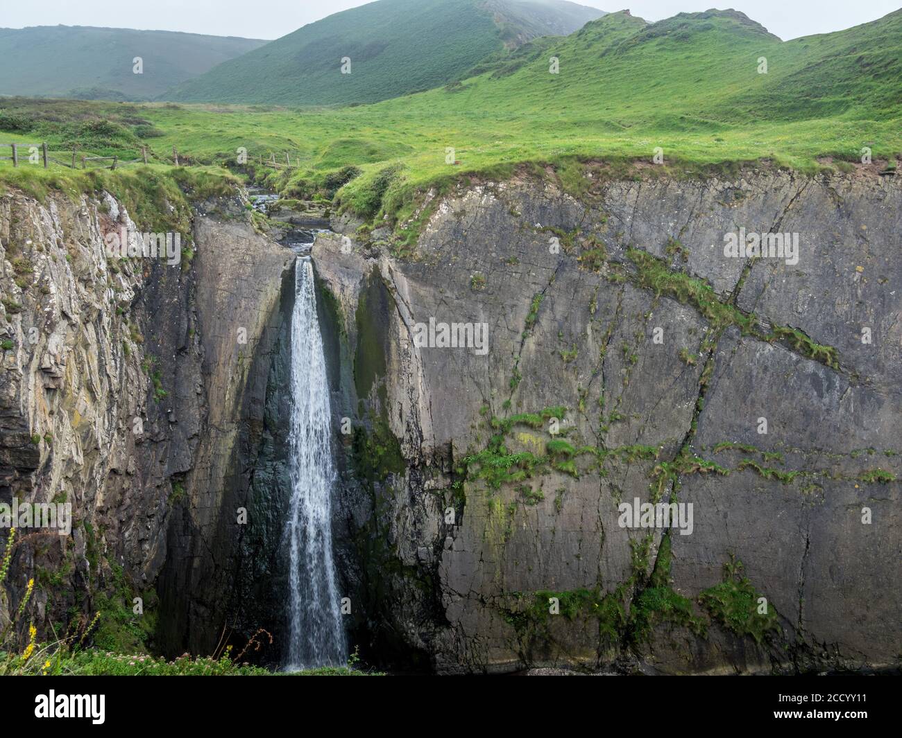 Speke's Mill Mouth, ein Wasserfall in der Nähe von Hartland Quay in North Devon, England Stockfoto