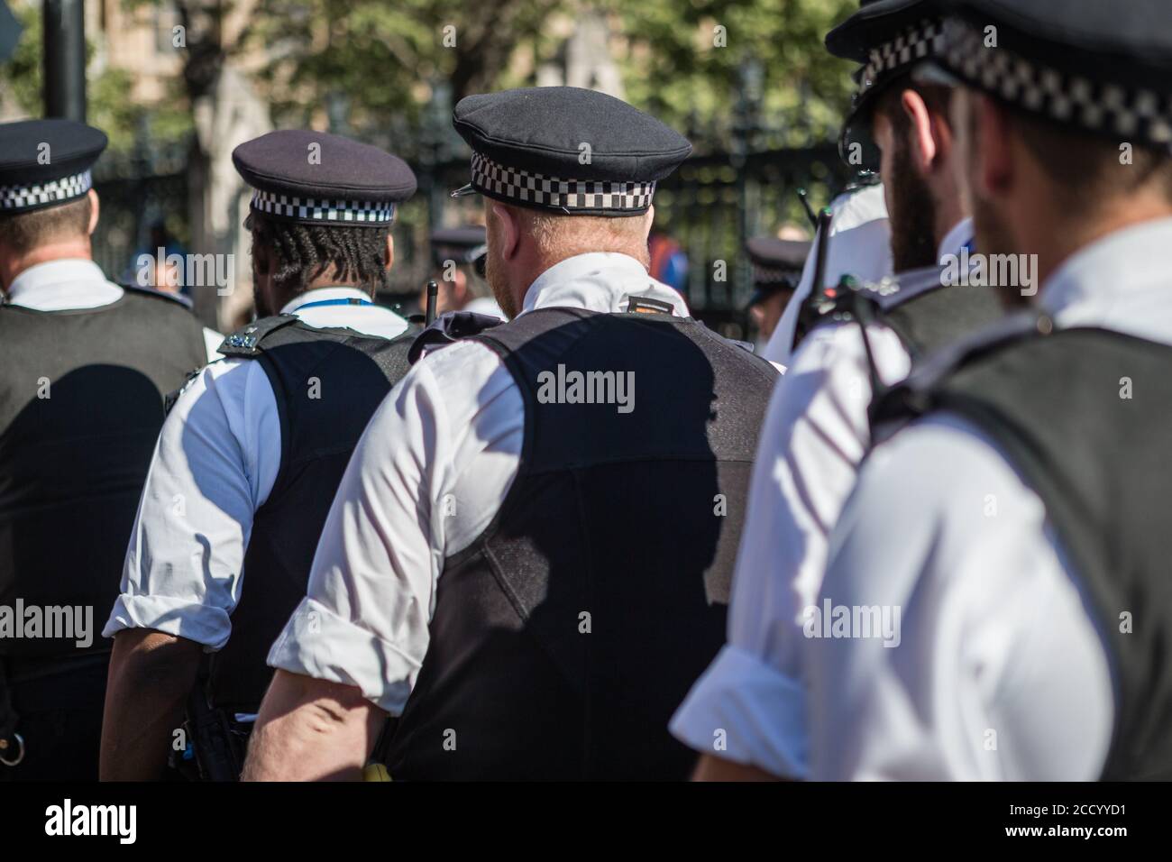 Die britische Polizei hat ein wachsames Auge auf einen Protest der Black Lives Matter in London. Stockfoto