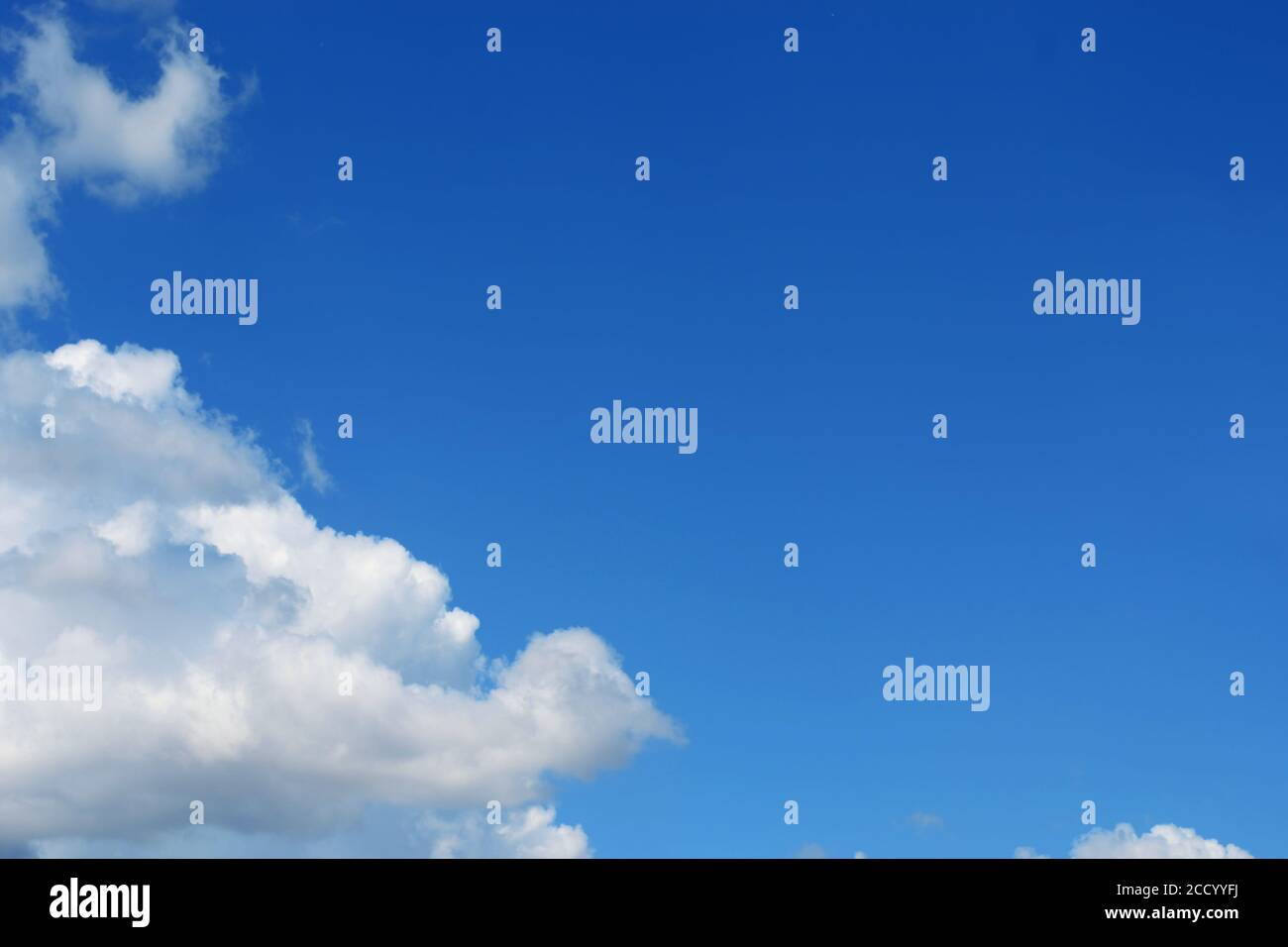 Haufen weißer Wolken am blauen Himmel Stockfoto