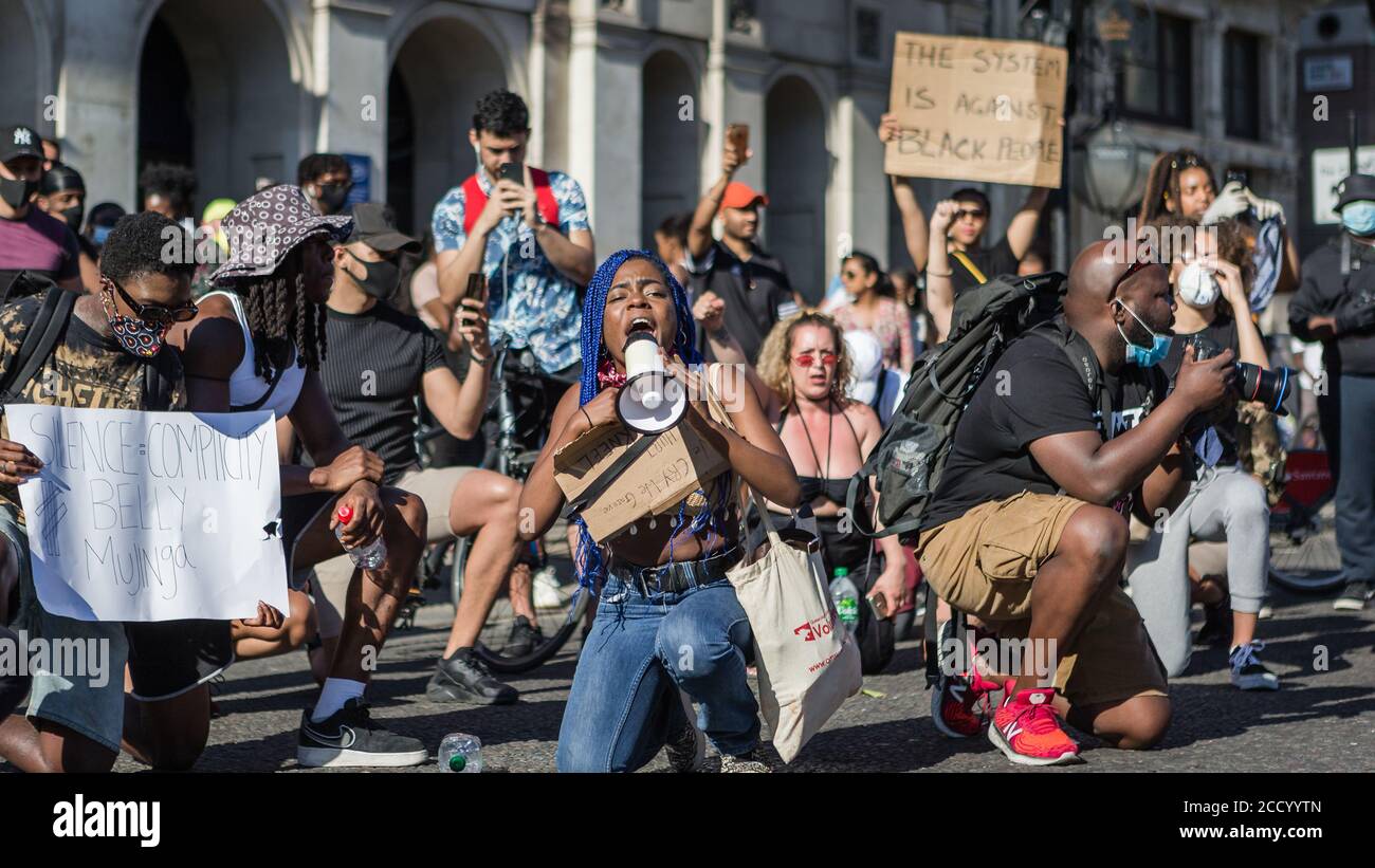 Knie in Westminster bei einem Protest der Black Lives Matter in London. Stockfoto