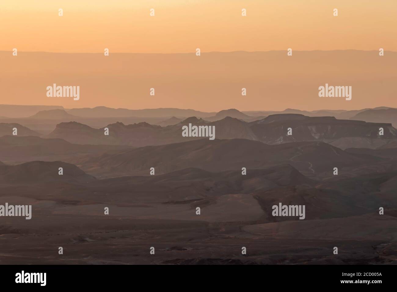 Ranges des Ramon Crater in der Negev-Wüste am frühen Morgen im Nebel. Israel Stockfoto