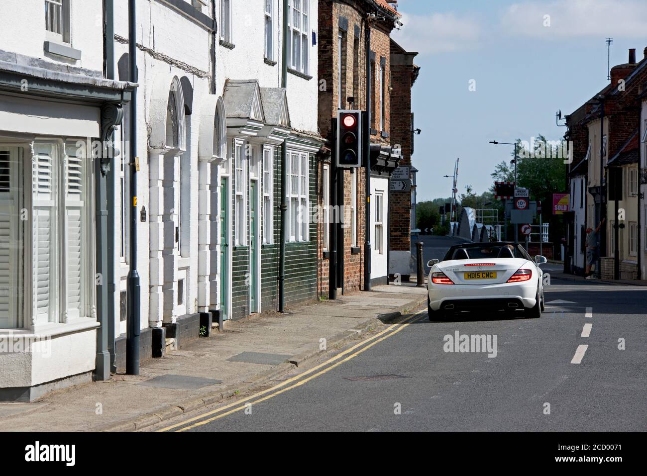 Mercedes SLK Sportwagen auf der B1222 Straße durch das Dorf Cawood, North Yorkshire, England Stockfoto
