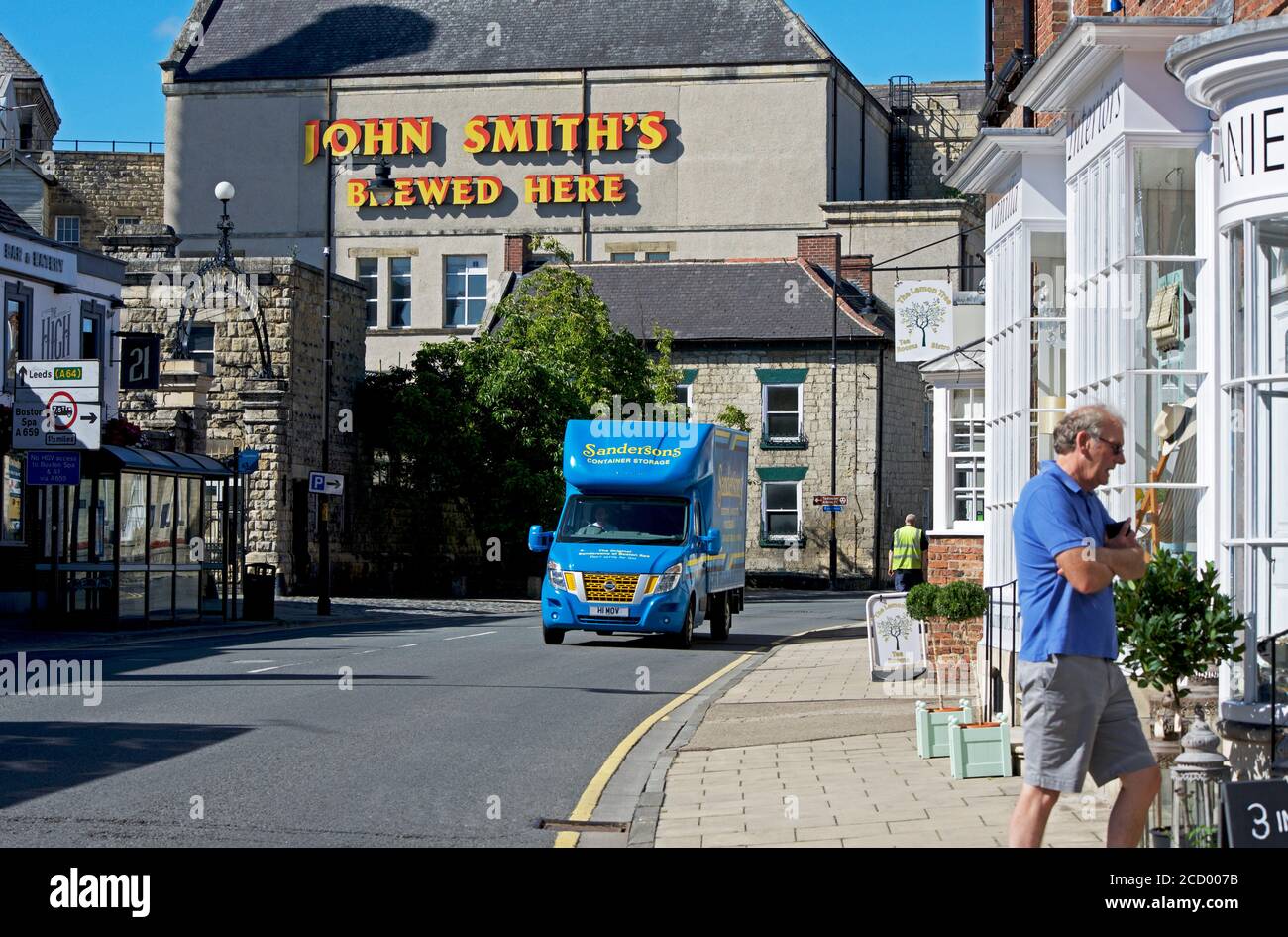 Bridge Street mit Blick auf John Smith's Brewery, Tadcaster, North Yorkshire, England Stockfoto