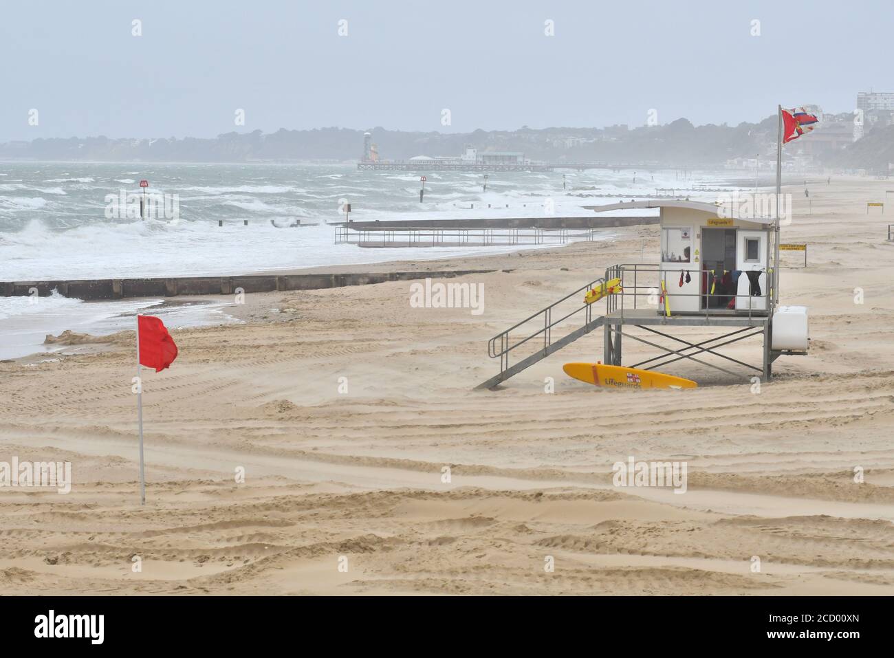 Boscombe, Bournemouth, Dorset, UK, 25. August 2020, Wetter: Orkanwinde an der Südküste Englands von Sturm Francis, dem zweitgenannten Sturm in weniger als einer Woche innerhalb der Sommerferiensaison. Quelle: Paul Biggins/Alamy Live New Stockfoto