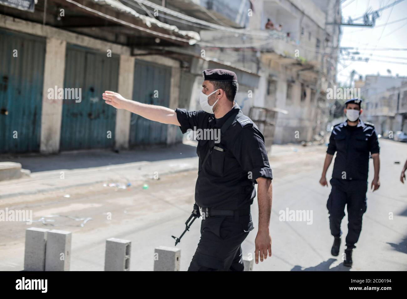 Gaza-Stadt, Der Gazastreifen, Palästina. August 2020. Palästinensische Hamas-Polizisten stoppen Fahrzeuge während einer 48-stündigen Sperre, die nach der Entdeckung der ersten Coronavirus-Fälle im Gazastreifen verhängt wurde, Dienstag, 25. August 2020. Kredit: Mahmoud Issa/Quds Net Nachrichten/ZUMA Wire/Alamy Live Nachrichten Stockfoto