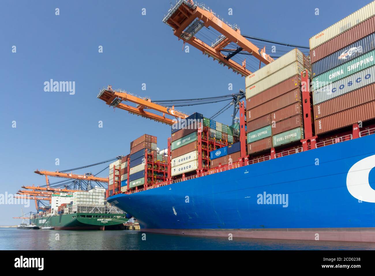 Container, die vom Containerschiff im Prinses Amaliahaven, Maasvlakte 2 entladen werden Stockfoto