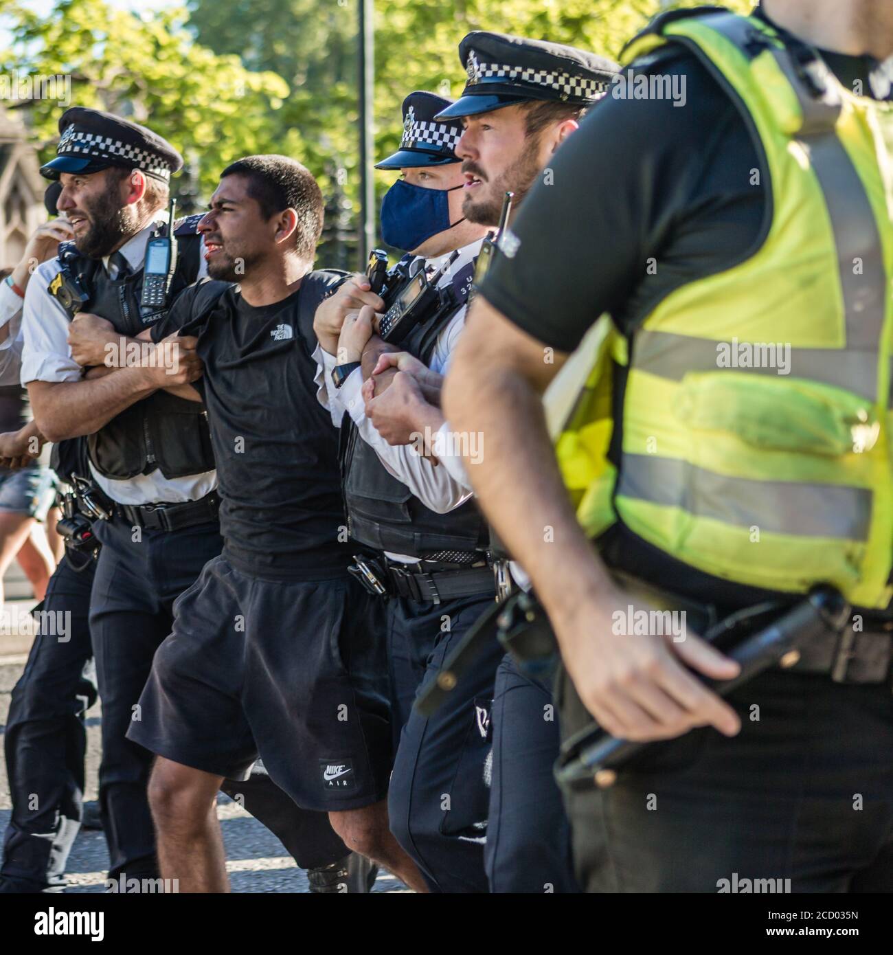 Ein verzweifelter Protestler wird verhaftet und von der britischen Metropolitan Police mitgenommen.während eines Protestes in London gegen Black Lives Matter. Stockfoto