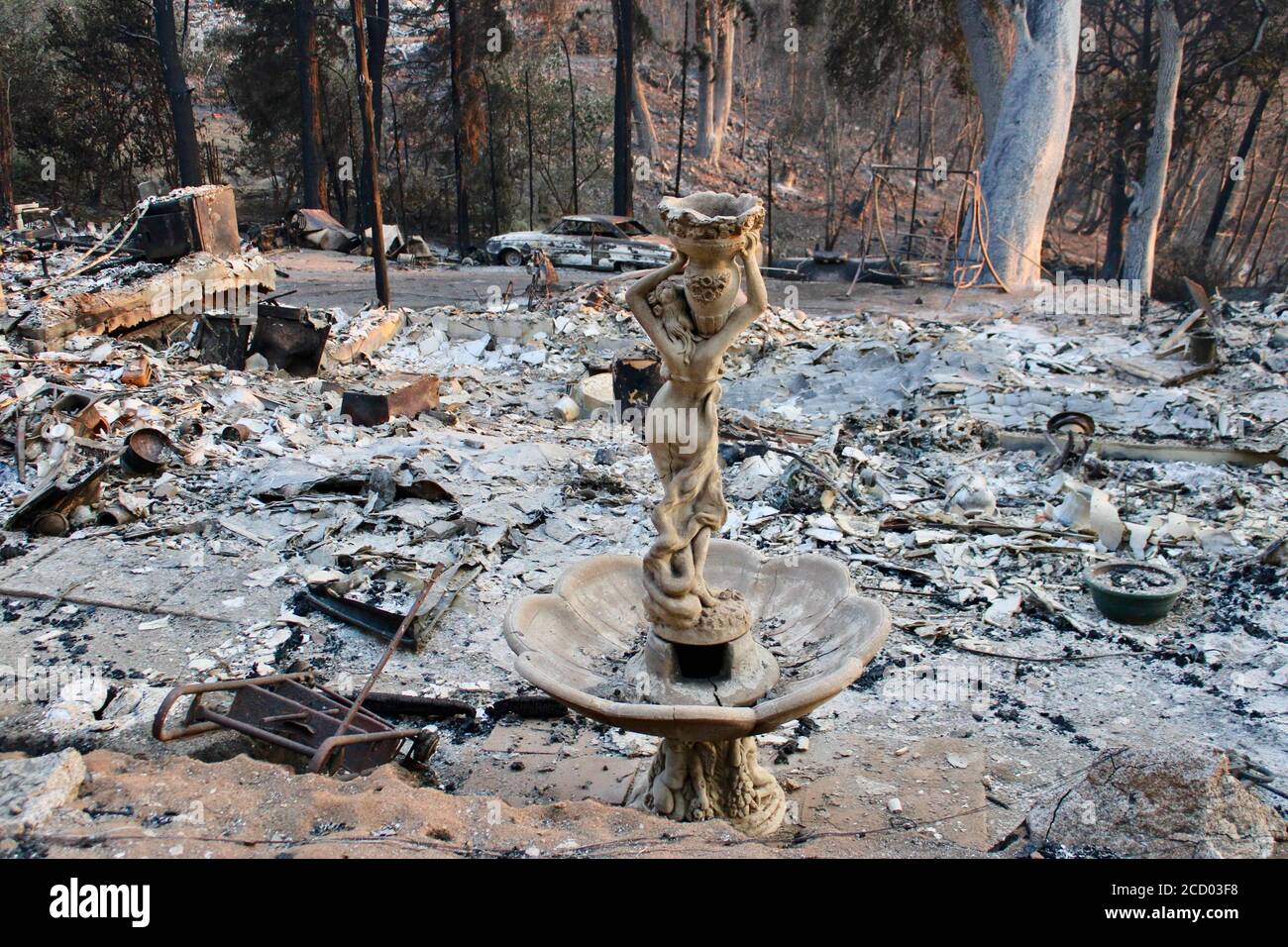 Santa Cruz County, Kalifornien, USA. August 2020. Zerstörtes Haus auf Empire Grade Road, in der Bonny Doon Nachbarschaft, erreichbar vom Highway 1 (Cabrillo Highway). Mehr als 200 Häuser wurden zerstört und viele andere beschädigt in der CZU Blitzenkomplex Feuer. Quelle: Amy Katz/ZUMA Wire/Alamy Live News Stockfoto